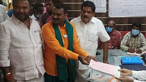 தாராபுரத்தில் பாஜக தலைவர் எல்.முருகன் அமைச்சர் ராதாகிருஷ்ணனுடன் மனுதாக்கல் செய்தார்.