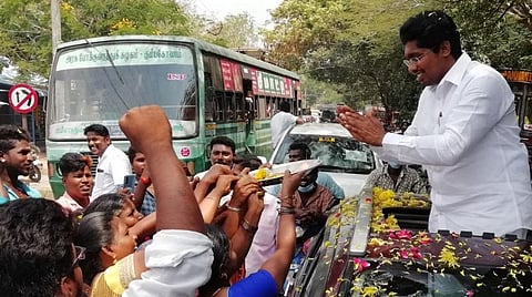 டாக்டர் விக்னேஸ்வரனுக்கு ஆரத்தி எடுத்து வாழ்த்திய பெண்கள் | படம்: வீ.தமிழன்பன்.