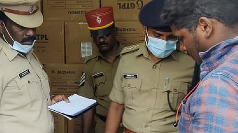 புதுச்சேரி காட்டுக்குப்பம் பகுதியில் செட்டாஆப் பாக்ஸ்கள் பதுக்கி வைக்கப்பட்டிருந்த இடத்தில் விசாரணை செய்யும் தேர்தல் துறை அதிகாரிகள் மற்றும் போலீஸார்.