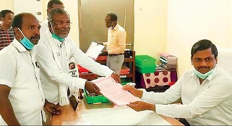 குடியாத்தம் தொகுதியில் போட்டியிட வேட்பு மனுத்தாக்கல் செய்த ஐஜேகே வேட்பாளர் ராஜன். அடுத்த படம்: அரக்கோணம் தொகுதியில் விடுதலை சிறுத்தைகள் கட்சி வேட்பாளர் கவுதம் சன்னா, நாடாளுமன்ற உறுப்பினர் ஜெகத்ரட்சகனுடன் சென்று மனுத்தாக்கல் செய்தார். கடைசிப்படம் : ராணிப்பேட்டை தொகுதியில் மக்கள் நீதி மய்யம் வேட்பாளர் ஆதம் பாஷா மனுத்தாக்கல் செய்தார்.