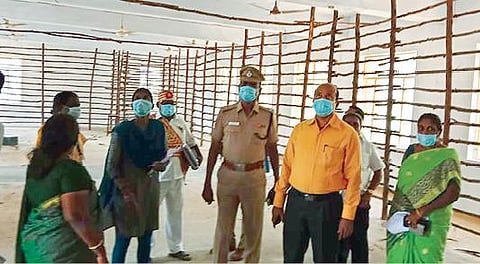 குடியாத்தம் ராஜகோபால் பாலிடெக்னிக் கல்லூரி வளாகத்தில் வாக்கு எண்ணும் அறையில் மேற்கொள்ளப்பட்டுள்ள பணிகளை நேற்று ஆய்வு செய்த வேலூர் மாவட்ட ஆட்சியர் சண்முகசுந்தரம். அருகில், எஸ்பி செல்வகுமார் உள்ளிட்டோர்.