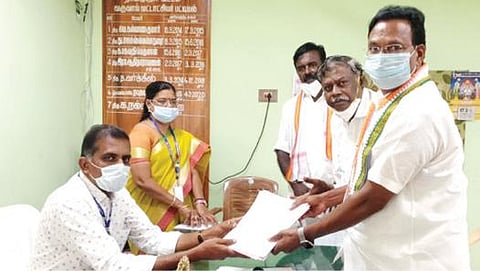 நாங்குநேரி தொகுதியில் காங்கிரஸ் வேட்பாளராக போட்டியிடும் ரூபி மனோகரன் வேட்புமனு தாக்கல் செய்தார்.