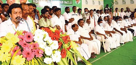 விழுப்புரத்தில் அதிமுக கூட்டணி கட்சி நிர்வாகிகள் கூட்டத்தில் அமைச்சர்  சி.வி.சண்முகம் பேசுகிறார்.