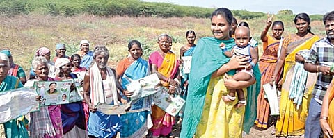 தந்தை ஆர்.பி.உதயகுமாருக்காக பேரையூர் வயல்களில் வேலை செய்த தொழிலாளர்களிடம் வாக்குச் சேகரித்தபோது தொழிலாளி ஒருவரின் குழந்தையையுடன் பிரியதர்சினி.