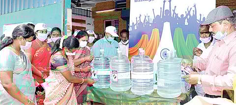 காஞ்சிபுரம் அருகே உள்ள கீழ்கதிர்பூரில் குடிநீர் கேன்களில் தேர்தல் விழிப்புணர்வு வில்லைகளை ஒட்டுகிறார் மாவட்ட ஆட்சியர் மகேஸ்வரி.