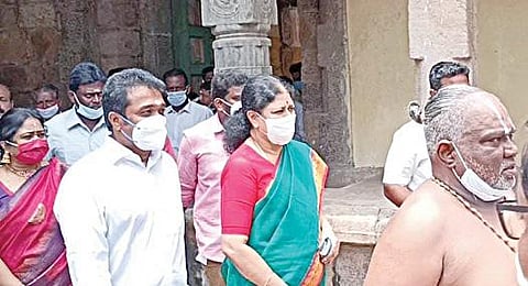 கும்பகோணம் அருகேயுள்ள திருவிடைமருதூர் மகாலிங்க சுவாமி கோயிலில் நேற்று வழிபட்ட பின்னர், உறவினர்களுடன் கோயில் பிரகாரத்தில் வலம் வரும் சசிகலா.