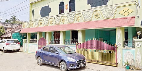 கடலூர் சூரப்பநாயக்கன் சாவடியில் வருமான வரித்துறை அதிகாரிகள் சோதனையில் ஈடுபட்டுள்ள மாவட்ட ஜெ. பேரவை பொருளாளர் மதியழகனின் வீடு.