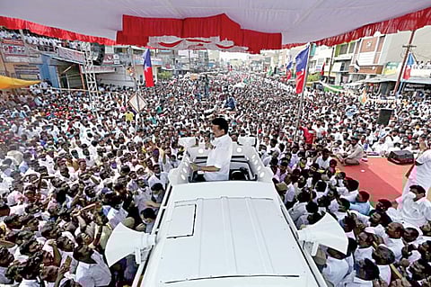 கும்மிடிப்பூண்டி பஜார் அருகே நேற்று பிரச்சாரத்தில் ஈடுபட்ட திமுக தலைவர் மு.க.ஸ்டாலின்.