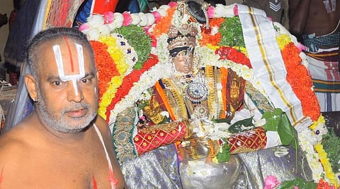 ராஜகோபால சுவாமி வெண்ணெய் திருடும் கண்ணன் அலங்காரத்தில் வெள்ளிக் குடத்தை கையில் ஏந்தியவாறு பக்தர்களுக்கு அருள்பாலித்தார்.