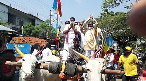 வேட்புமனுத் தாக்கலுக்கு ஒரே மாட்டு வண்டியில் புறப்பட்ட பாமக வேட்பாளர்கள்: தேர்தல் துறை அதிகாரிகள் மீது புகார்