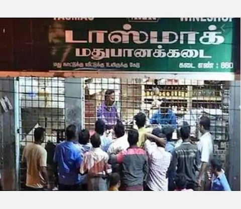 அதிகரிக்கும் கரோனா; தேர்தல் நேரத்தில் ஹாட் ஸ்பாட்டாக மாறும் டாஸ்மாக்: மூட வலியுறுத்தி முறையீடு