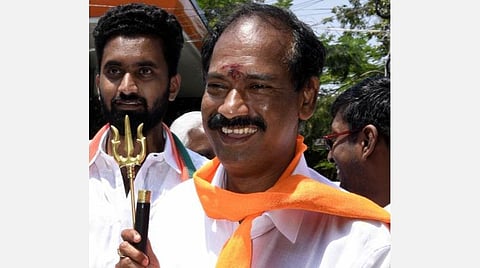 கருங்காலி கோல், சிறிய சூலத்துடன் வந்து வேட்பு மனு தாக்கல் செய்த பாஜக மாநில தலைவர் சாமிநாதன். படம்: எம். சாம்ராஜ்