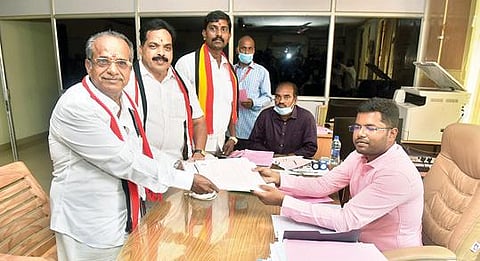 சட்டப்பேரவைத் தேர்தலில், வேலூர் தொகுதியில் அமமுக வேட்பாளராக போட்டியிட வேலூர் வட்டாட்சியர் அலுவலகத்தில் தேர்தல் நடத்தும் அலுவலர் கணேஷிடம் நேற்று வேட்புமனு தாக்கல் செய்த வி.டி.தர்மலிங்கம். படம்: வி.எம்.மணிநாதன்.