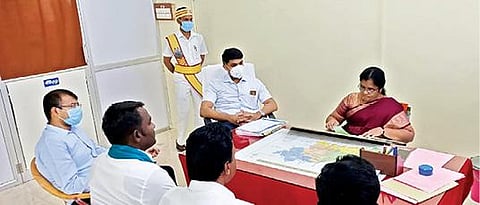 ஆரணி கோட்டாட்சியர் அலுவலகத்தில் நடைபெற்ற வேட்பு மனு தாக்கல் பணியை பார்வையிட்ட மாவட்ட ஆட்சியர் சந்தீப் நந்தூரி.