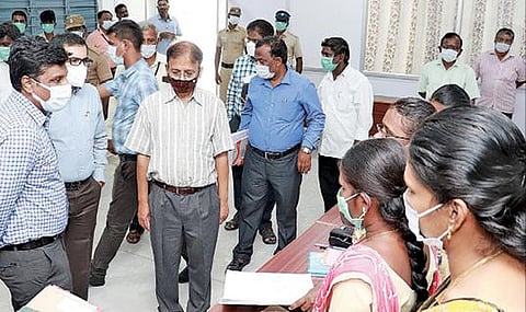 கள்ளக்குறிச்சி மாவட்டத் தேர்தல் கட்டுப்பாட்டு அறையை பார்வையிடும் பொதுத் தேர்தல் செலவின பார்வையாளர்கள்.