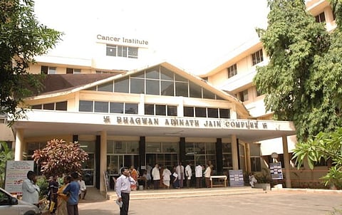 இந்தியாவிலேயே முதன்முறையாக பெண்ணின் உடலில் இருந்து பெரிய புற்றுநோய் கட்டி அகற்றம்: அடையாறு மருத்துவமனை சாதனை