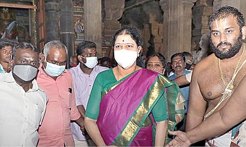 ஸ்ரீரங்கம் ரங்கநாதர் கோயிலில் நேற்று சுவாமி தரிசனம் செய்ய வந்த சசிகலா. படம்: ஜி.ஞானவேல்முருகன்