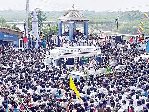 கடலூரில் அதிமுக வேட்பாளர் அமைச்சர் எம்.சி.சம்பத்தை ஆதரித்து முதல்வர் பழனிசாமி தேர்தல் பிரச்சாரம் செய்தார்.