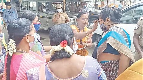 விருதுநகர் வட்டாட்சியர் அலுவலகத்தில் தேர்தல் பார்வையாளரை ஆரத்தி எடுத்து வரவேற்ற வட்டாட்சியர் சிவஜோதி தலைமையிலான பெண் அலுவலர்கள்.