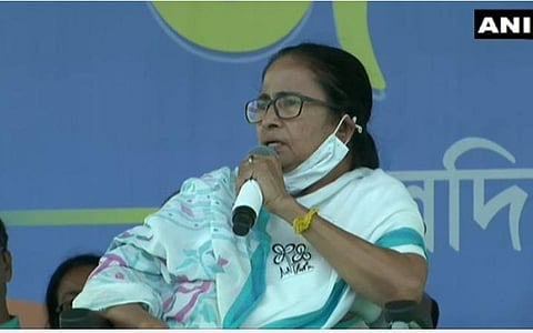 பணமதிப்பிழப்பு செய்த பிரதமர் மோடி தற்போது வங்கி மதிப்பிழப்பு செய்கிறார்: மம்தா பானர்ஜி கடும் சாடல்