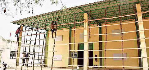 திருவண்ணாமலை ஒழுங்குமுறை விற்பனை கூடத்தில் வாக்கு எண்ணும்  மையம் அமைப்பதற்கான பணி முழுவீச்சில் நடைபெறுகிறது.