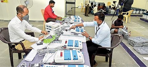 வேலூர் மாவட்ட ஆட்சியர் அலுவலக வளாகத்தில் உள்ள மின்னணு வாக்குப்பதிவு இயந்திரங்கள் முதல் நிலை சரிபார்ப்பு பணி நேற்று நடைபெற்றது. படம்: வி.எம்.மணிநாதன்.