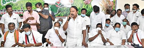 ஈரோட்டில் அதிமுக அலுவலகத்தில் நடந்த தேர்தல் ஆலோசனைக் கூட்டத்தில் அமைச்சர் கே.ஏ.செங்கோட்டையன் பேசினார்.