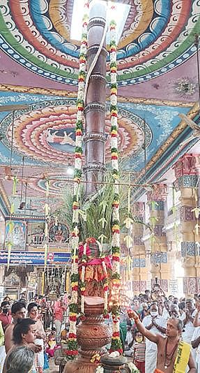 பங்குனி திருவிழாவையொட்டி பரமக்குடி முத்தால பரமேஸ்வரி அம்மன் கோயிலில் நடைபெற்ற கொடியேற்றம். (வலது) சர்வ அலங்காரத்தில் எழுந்தருளிய முத்தால பரமேஸ்வரி அம்மன்.