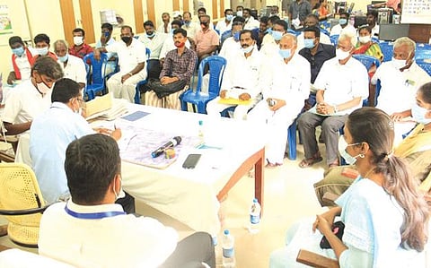 திருவாடானை தொகுதியில் தேர்தல் நடத்தும் அலுவலர் மரகதநாதன் முன்னிலையில் நடைபெற்ற வேட்புமனு பரிசீலனையில் பங்கேற்ற வேட்பாளர்கள் மற்றும் முகவர்கள். படம்: எல்.பாலச்சந்தர்