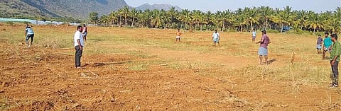 மயிலாடும்பாறையில் இளைஞர்களால் புதியதாக உருவாக்கப்பட்டு வரும் விளையாட்டு மைதானம்.