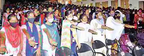 விழுப்புரத்தில் நடந்த விழிப்புணர்வு நிகழ்ச்சியில் எனது வாக்கு என் உரிமை என்ற உறுதி மொழியை மாணவிகள் ஏற்கின்றனர்.