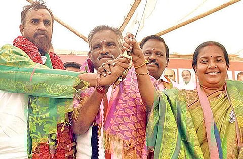 கோவையில் நேற்று நடைபெற்ற தேசிய ஜனநாயகக் கூட்டணி செயல்வீரர்கள் கூட்டத்தில் கலந்துகொண்ட வேட்பாளர்கள் எஸ்.பி.வேலுமணி, அம்மன் அர்ச்சுணன், வானதி சீனிவாசன். படம்: ஜெ.மனோகரன்