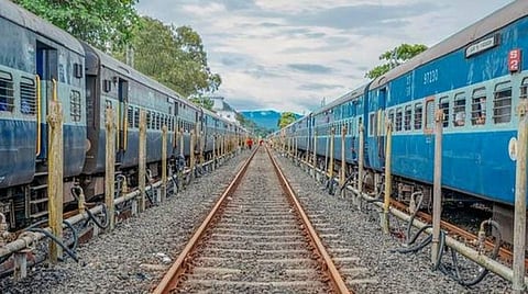 ரயிலில் புகைப்பிடிப்போருக்கு அபராதத்தை அதிகரிக்க முடிவு