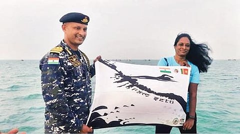 தலைமன்னாரிலிருந்து தனுஷ்கோடி வரை நீந்தி சாதனை புரிந்த ஹைதராபாத்தைச் சேர்ந்த ஷியாமளா.