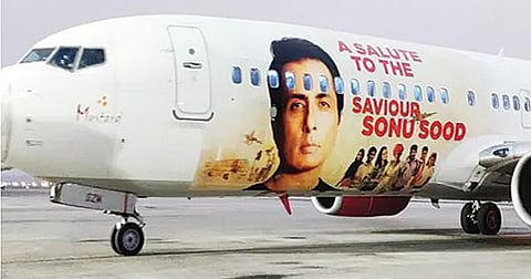 நடிகர் சோனு சூட்டின் புகைப்படத்தை தனது போயிங் 737 விமானத்தில் ஸ்பைஸ்ஜெட் நிறுவனம் வெளியிட்டுள்ளது.