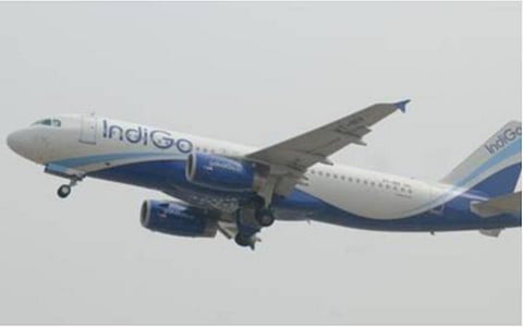 முககவசம் அணியாமல் விமானத்தில் தகராறு செய்த பயணி: காவலர்கள் வசம் ஒப்படைத்த விமான ஊழியர்கள்