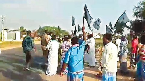 செங்கம் அருகே மண்மலை கிராமத்தில் எட்டு வழிச்சாலை திட்டத்தை எதிர்த்து கருப்பு கொடி காட்டிய விவசாயிகள்.