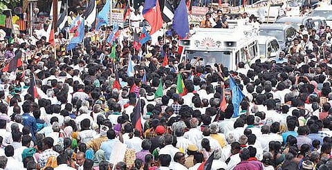 கரூர் மாவட்டம் வெள்ளியணையில் கிருஷ்ணராயபுரம் தொகுதி திமுக வேட்பாளர் சிவகாமசுந்தரியை ஆதரித்து நேற்று பிரச்சாரம் செய்கிறார் திமுக மகளிர் அணி செயலாளர் கனிமொழி எம்.பி.