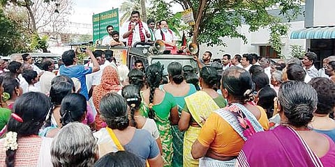 போடி தொகுதிக்குட்பட்ட அரண்மனைப்புதூர் முல்லைநகர் பகுதியில் தேர்தல் பிரச்சாரம் செய்த திமுக வேட்பாளர் தங்க தமிழ்ச்செல்வன்.