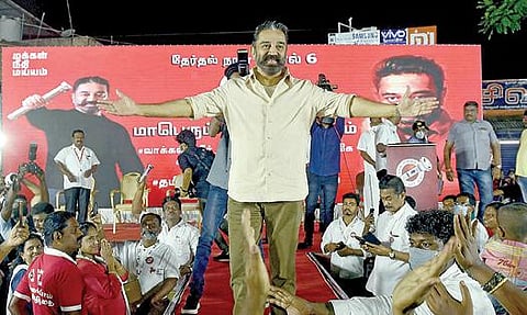 கோவை பீளமேடு ரொட்டிக்கடை மைதானத்தில் நேற்று முன்தினம் இரவு நடை பெற்ற தேர்தல் பிரச்சாரப் பொதுக்கூட்டத்தில் பங்கேற்ற மக்கள் நீதி மய்யம் கட்சித் தலைவர் கமல்ஹாசன். படம்: ஜெ.மனோகரன்