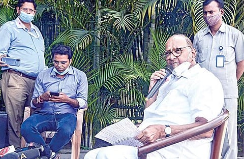 மகாராஷ்டிர அமைச்சர் அனில் தேஷ்முக் மீதான புகார் குறித்து தேசியவாத காங்கிரஸ் தலைவர் சரத் பவார் மும்பையில் நேற்று பேட்டி அளித்தார். படம்: பிடிஐ