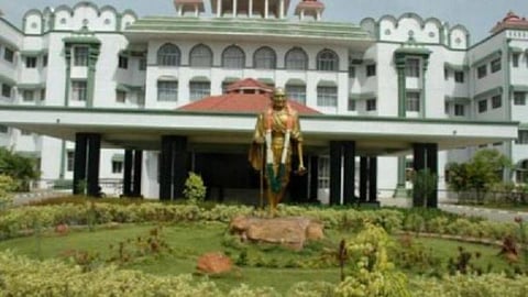 பள்ளி முதல் கல்லூரி வரை தமிழில் படித்தவர்களுக்கே தமிழ் வழிக்கல்வி சலுகை: உயர் நீதிமன்றம் உத்தரவு