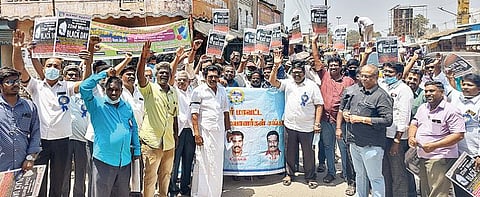 வேலூர் கிருபானந்தவாரியார் சாலையில், மாவட்ட அச்சக உரிமையாளர்கள் சங்கத்தினர் நேற்று கருப்பு பட்டை அணிந்து போராட்டத்தில்  ஈடுபட்டனர். படம்: வி.எம்.மணிநாதன்.