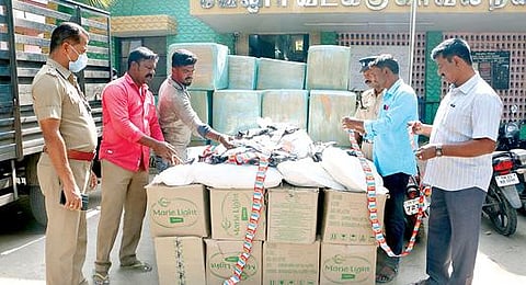 வேலூரில் ரூ. 2 லட்சம் மதிப்பிலான குட்கா பொருட்களை பறிமுதல் செய்த வடக்கு காவல் துறையினர். படம்: வி.எம்.மணிநாதன்.