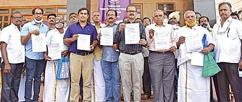 நூல் விலையை கட்டுப்படுத்தக் கோரி, சேலம் ஆட்சியர் அலுவலகத்தில் மனு அளிக்க வந்த தமிழ்நாடு ஜவுளி உற்பத்தியாளர்கள் சங்கத்தினர். படம்: எஸ்.குரு பிரசாத்