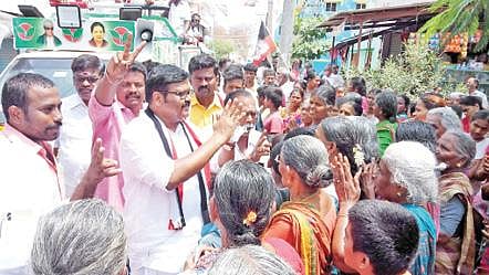 அருப்புக்கோட்டை உஜ்ஜயினி கோயில் தெருவில் பொதுமக்களிடம் வாக்குச் சேகரித்த அதிமுக வேட்பாளர் வைகைச் செல்வன்.