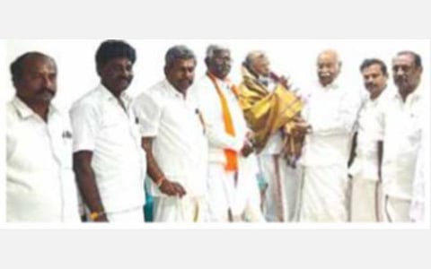 ராமநாதபுரத்தில் பிரச்சாரத்துக்கு வந்த பாஜக மூத்த தலைவர் இல.கணேசனை வரவேற்ற அதிமுக முன்னாள் அமைச்சர் அ.அன்வர்ராஜா.