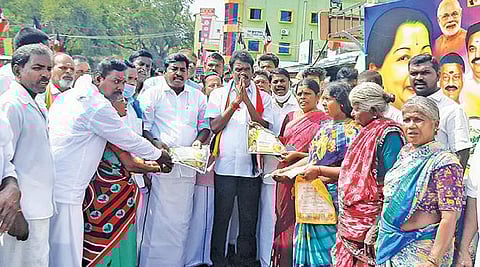 அதிமுக கூட்டணியி்ல் போட்டியிடும் மயிலம் தொகுதி பாமக வேட்பாளர் சிவகுமார்  வாக்குகளை சேகரித்தார்.
