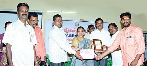 கடலூரில் நடைபெற்ற நிகழ்ச்சியில் மாவட்ட முதன்மை கல்வி அலுவலர் ரோஸ் நிர்மலா  வாழைக்கொல்லை ஊராட்சி ஒன்றிய நடுநிலைப்பள்ளிக்கு சிறந்த பள்ளிக் கான விருதை வழங்கினார்.