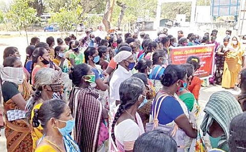 செங்கல்பட்டு ஆட்சியர் அலுவலகத்தில் தர்ணா  போராட்டத்தில் ஈடுபட்ட கிராம மக்கள்